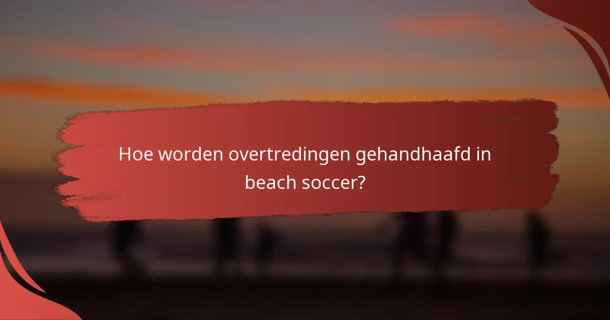Hoe worden overtredingen gehandhaafd in beach soccer?
